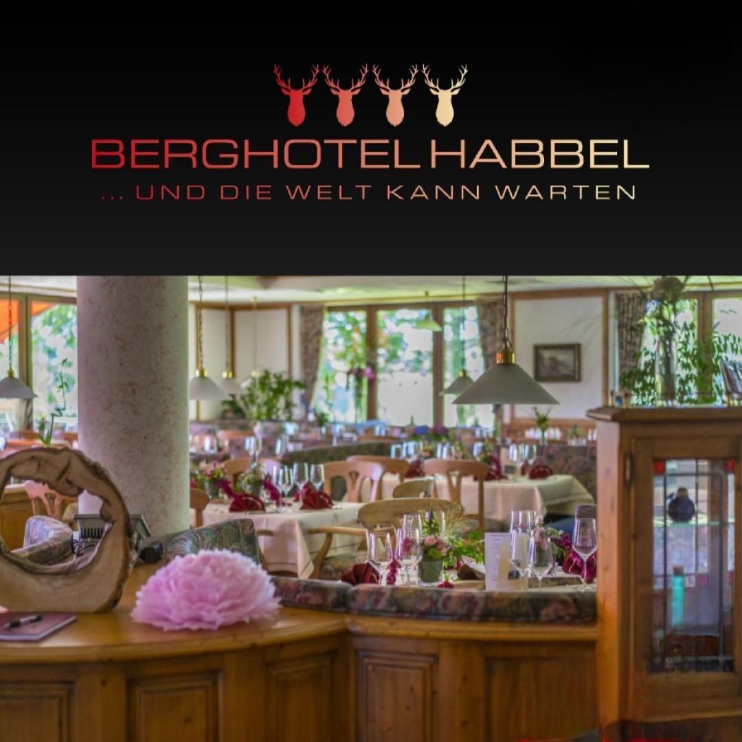 Berghotel Habbel Und Die Welt Kann Warten Cobbenrode Extérieur photo