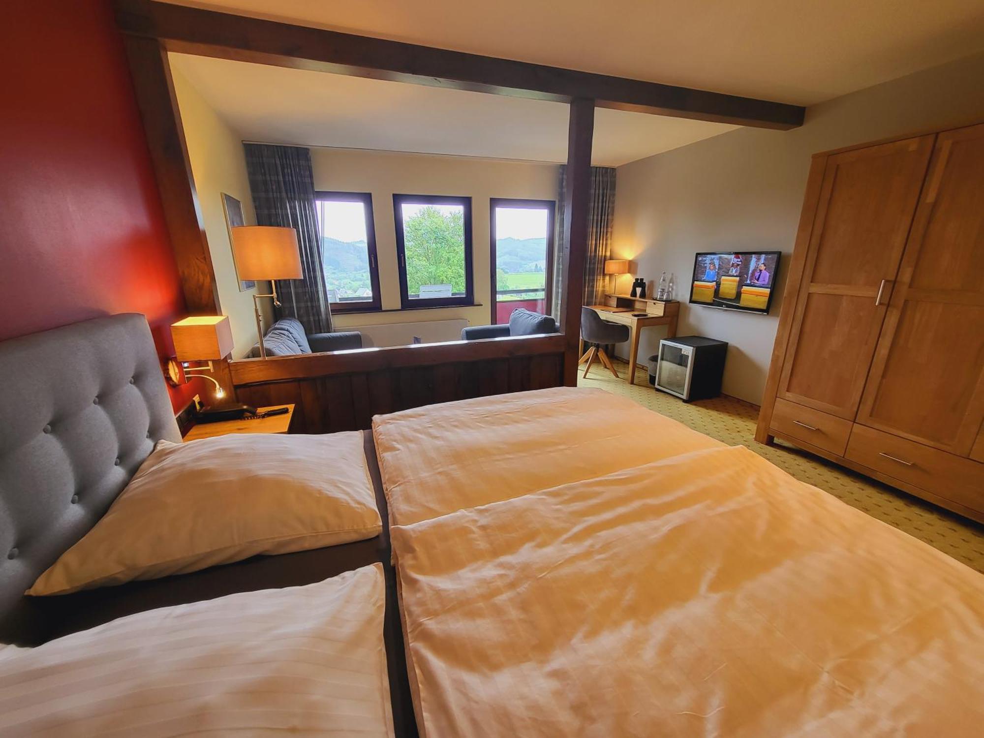 Berghotel Habbel Und Die Welt Kann Warten Cobbenrode Extérieur photo