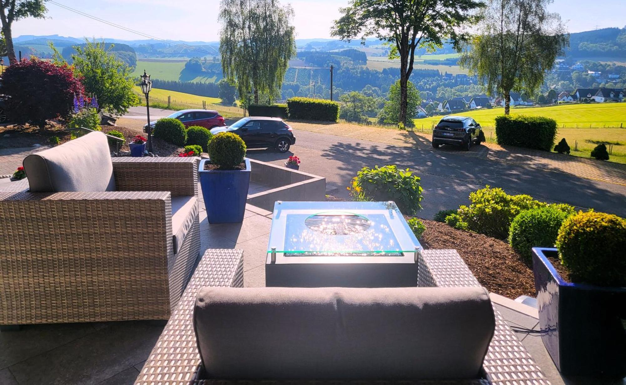 Berghotel Habbel Und Die Welt Kann Warten Cobbenrode Extérieur photo