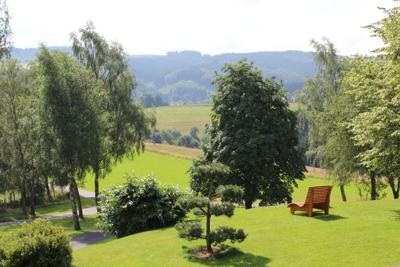 Berghotel Habbel Und Die Welt Kann Warten Cobbenrode Extérieur photo